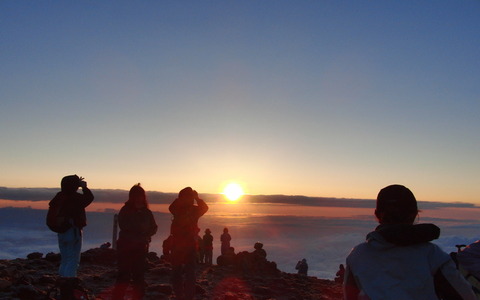 富士山頂でもガンガンつながる、auがLTE通信に対応 画像