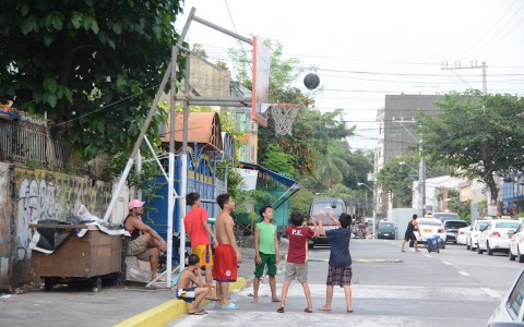 「フィリピンでは全ての道にバスケットゴールが設置されている」説は本当か？ 画像