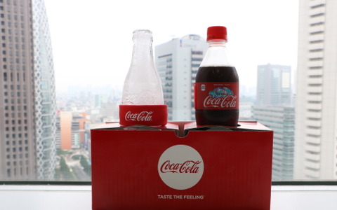 氷の「コカ・コーラ」ボトルが届く「コーク便」が編集部にやってきた！ 画像