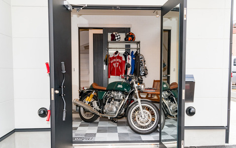 ドアノブがバイクのハンドル…東京立石にライダー向け賃貸物件、月8万6000円から 画像