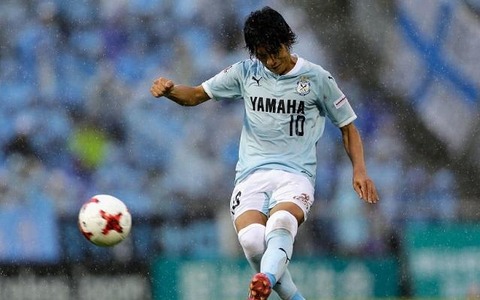 古巣対戦の中村俊輔、横浜FM相手に強烈な「フリーキック」でゴールに迫る 画像