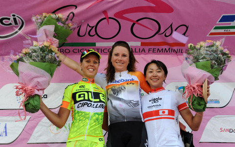 萩原麻由子がジロローザ第3ステージで3位　表彰台に登壇 画像