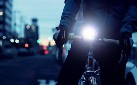 広く、遠くまで照らす自動調光式の自転車用ライト「ラディエイト400」発売 画像