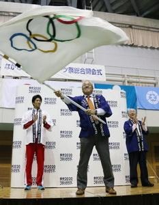 五輪旗とパラリンピック旗、長崎に到着 画像