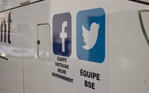 【ツール・ド・フランス14】チームバスでソーシャルメディアのアカウントを告知 画像