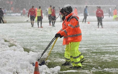 J2新潟、すげぇ！スタジアムの除雪作業に600人が集結、芝生も見えてきた 画像