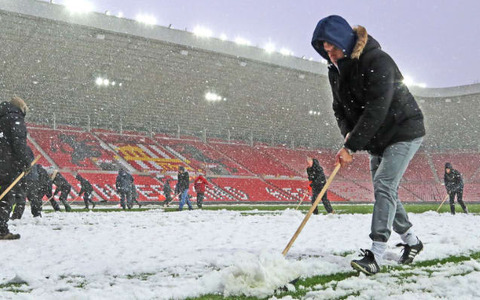 壮絶な大雪で…ホームレスのためにサッカーチームがスタジアムを開放 画像