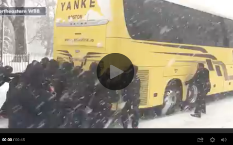 女子バスケ部が奇跡のチームワーク…雪に囚われたバスをなんと手押しで動かした！ 画像
