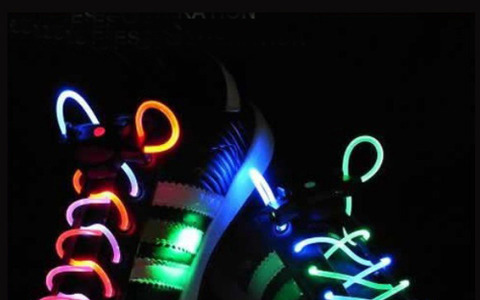 夜のランニング安全サポート、バッテリーで3段階に光る靴紐 画像