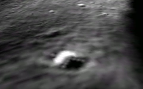 月面で発見された「奇妙な穴と丸い突起物」の正体 画像
