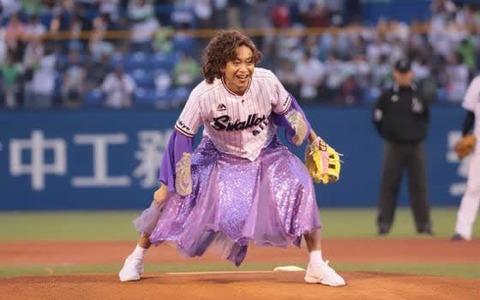 TOKIOのリーダー？「島茂子」が始球式…「全国のキャバレーを回ってます」 画像