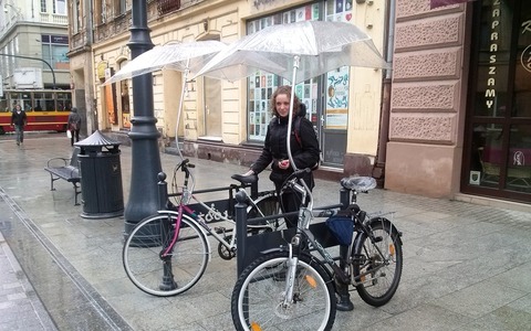 やっぱり自転車で傘はさせないんだな、と確認できるバイクアンブレラ 画像