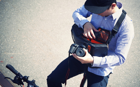 自転車乗りのための専用カメラバッグ「バイシクルスリングバッグ」発売 画像