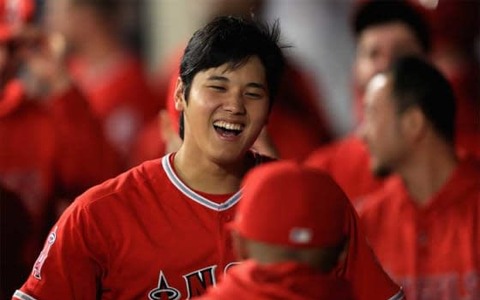 大谷翔平、試合前に“アッパーカット”5連発!? 楽しげなルーティンが話題に 画像