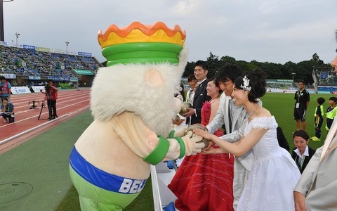 ピッチの上で結婚式！湘南ベルマーレホームゲームで「スタジアムウェディング」開催 画像