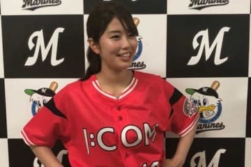 タレントの稲村亜美がZOZOマリンで始球式も…球速計測不能の大暴投 画像