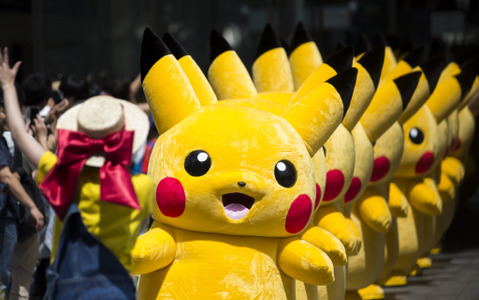 “マヤサヤ”木村真野・紗野、カゴいっぱいのピカチュウと記念写真「今期もいい感じ」 画像