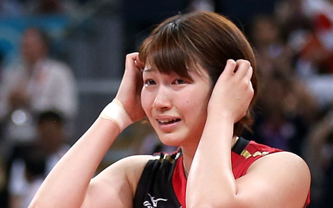 狩野舞子、スーパーウルトライケメン監督の腕に抱きついて笑顔 画像