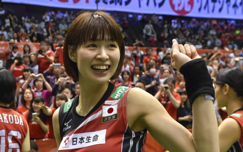 怪しい格好の木村沙織…自身がプロデュースの製品を身につけて笑顔 画像