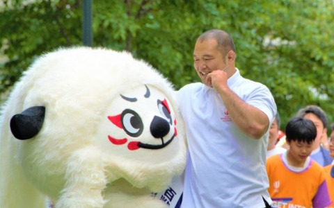 垣永真之介がマスコットに抱きつかれ「母性が爆発しました」…ラグビーW杯PRイベント 画像