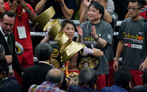 井上尚弥とノニト・ドネア、激闘後に肩を組んで写真を撮影 世界のイノウエへ 画像
