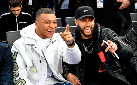 パリ・サンジェルマンの選手たちが『NBAパリゲーム2020』を観戦　ネイマールも興奮「アメージングな日だった」 画像