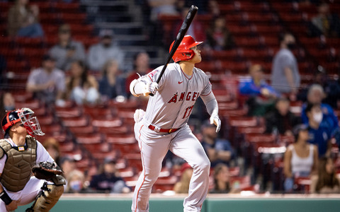 【MLB】大谷翔平、メジャー最多6回目の“マルチ長打”　右手1本でグリーンモンスター超えの衝撃弾 画像