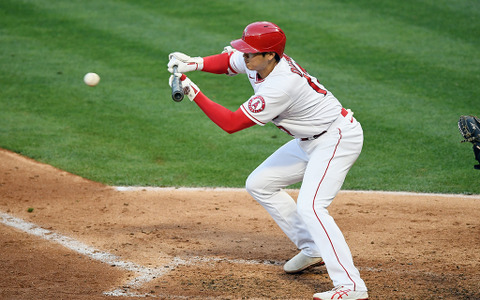 【MLB】「ショーは続く」大谷翔平、2勝目逃すも右翼守備へ　セーフティーバントでファン魅了 画像