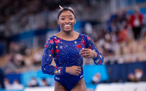 【東京五輪／体操女子】完璧な空中回転はまるで万華鏡…米女王による演技を捉えた連続写真が話題 画像