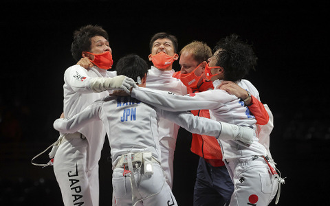 【東京五輪／フェンシング】日本が男子エペ団体で悲願の金メダル「これが夢じゃないことを祈っている」 画像