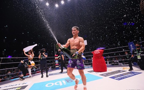 【格闘技／RIZIN.31】フェザー級新王者に牛久絢太郎　斎藤裕「できる、できるよ！」の声も虚しく流血ドクターストップ 画像