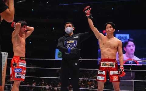 【格闘技／RIZIN.33】朝倉海、瀧澤との“流血”打ち合いを制し判定勝ち　「バンタム級GP」決勝進出 画像