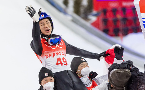 【北京五輪】「鷲のように飛んだ」ジャンプ金メダルの小林陵侑を海外メディアも称賛 画像