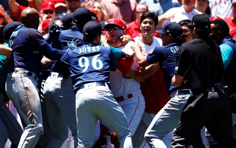 【MLB】エンゼルス大乱闘勝利に、水谷一平通訳が大活躍　「大谷翔平のどんな汚い言葉も通訳」? 画像