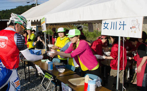 【ツール・ド・東北14】まるで食べ歩きサイクリング。エイドステーションは美味しいものだらけ 画像