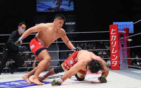 【RIZIN.37】元力士・スダリオ剛、元警官の関根“シュレック”秀樹を「左フック一発」でKO　わずか“53秒殺”に会場どよめき 画像