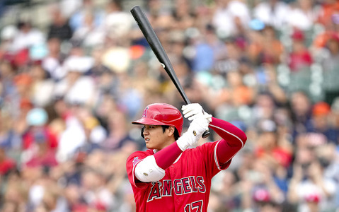 【MLB】自打球で悶絶する大谷翔平に敵地ファンの声援　さらに恵みの雨の予報 画像