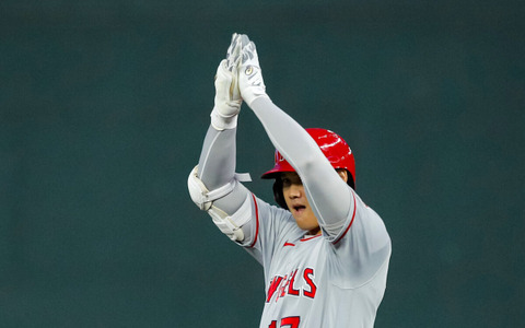 【MLB】大谷翔平、2点タイムリーと珍プレー“二塁打”で10試合連続ヒット　2年連続100打点へ残り8 画像