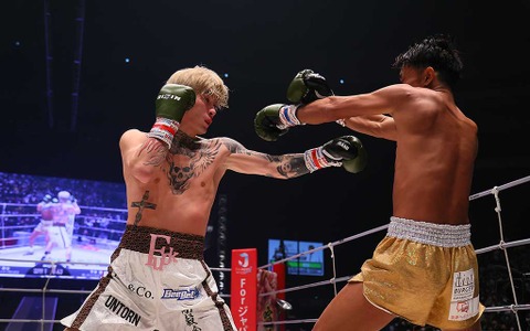 【RIZIN.40】「来年は斎藤裕と対戦」平本蓮、ミスターX・梅野に強烈左フックをお見舞い 画像