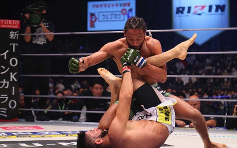 【RIZIN.40】ホベルト・サトシ・ソウザ、あと“一歩”追い詰めるもベラトール王者AJ・マッキーのタフネスぶりに判定負け 画像