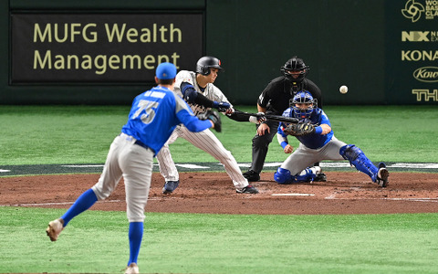 【WBC】「電光石火の速さ」大谷翔平、セーフティバントで出塁　「Sho Good」と米称賛、岡本和真の3ランでホーム踏む　 画像