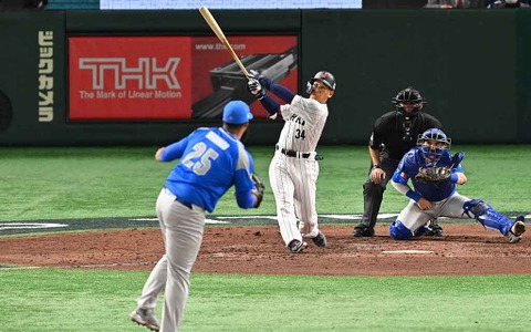 【WBC】侍ジャパン、吉田正尚が4番起用でWBC初アーチ　豪快な一発に場内どよめき 画像