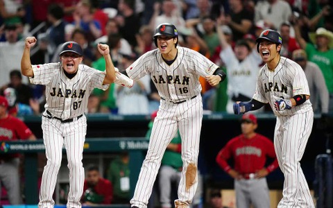 【WBC】吉田正尚の同点3ランに大谷翔平らが歓喜爆発　侍ジャパンの手荒い祝福に吉田はニコリ 画像