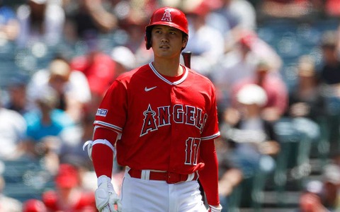 【MLB】大谷翔平、あわや頭部死球を間一髪回避　ヘルメットを飛ばしての絶叫に球場騒然 画像