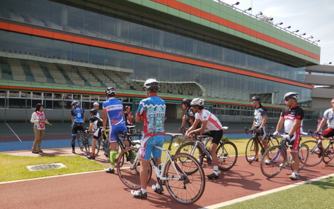 バンクを疾走できる自転車イベントが快晴の立川競輪場で開催 画像