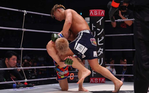 【RIZIN.42】キングカズ次男・三浦孝太、デビュー3戦目で涙の初黒星　YA-MANの“強烈”ラッシュに崩れ落ちる 画像