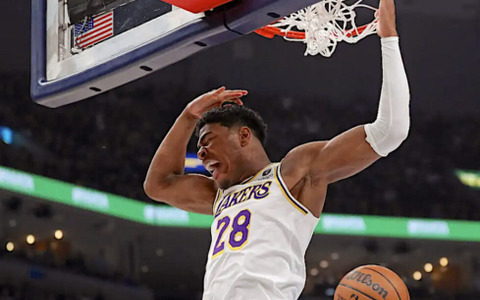 【NBA】八村塁、ドジャースタジアムで大谷翔平出場試合の始球式に登場 「背番号8」でノーバン投球、観客を魅了 画像