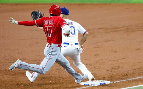 【MLB】大谷翔平、“世界最速”チャプマンの166キロを足で稼いで初安打　前日から「一安→中本→三安→遊安」 画像