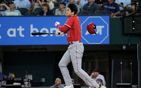 【MLB】大谷翔平、ヘルメットも吹っ飛ぶ“豪快フルスイング”で飛距離133メートル特大42号弾 画像