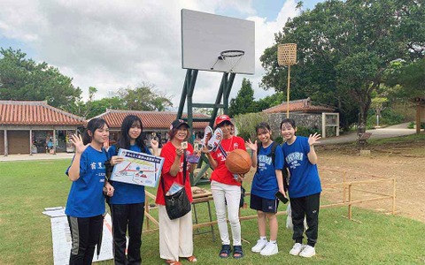 【バスケW杯】沖縄バスケットボール100年祭開催、“当時のゴール”復元に地域ガイドなど学生ボランティアも尽力 画像